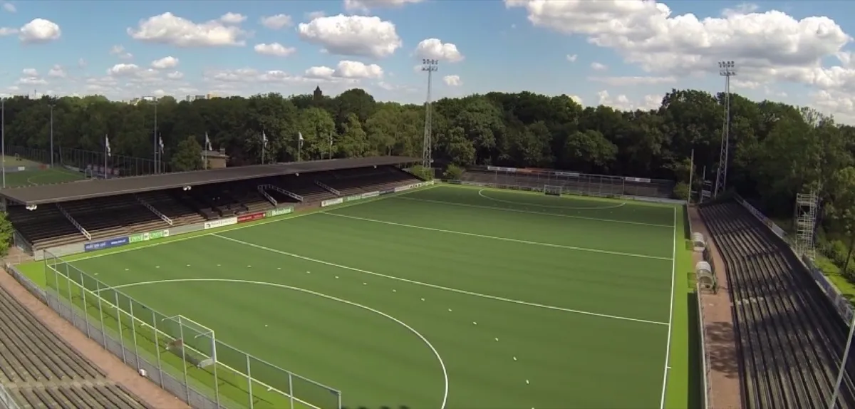 Hockeyveld in het Wagener Stadion in het Amsterdamse Bos