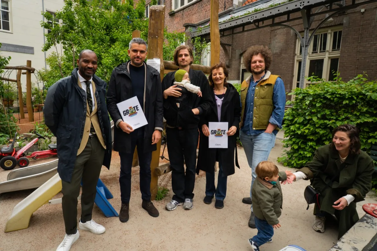 Kinderen die buitenspelen in Amsterdam