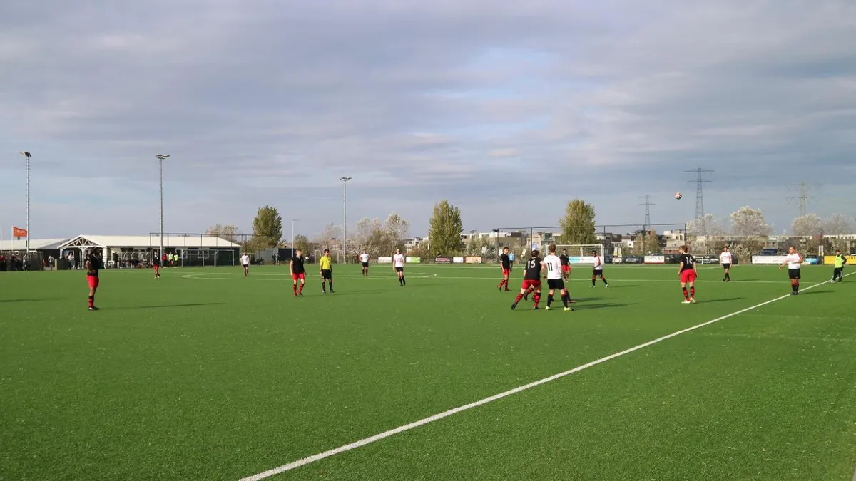 Voetbalwedstrijd op het sportpark van IJburg