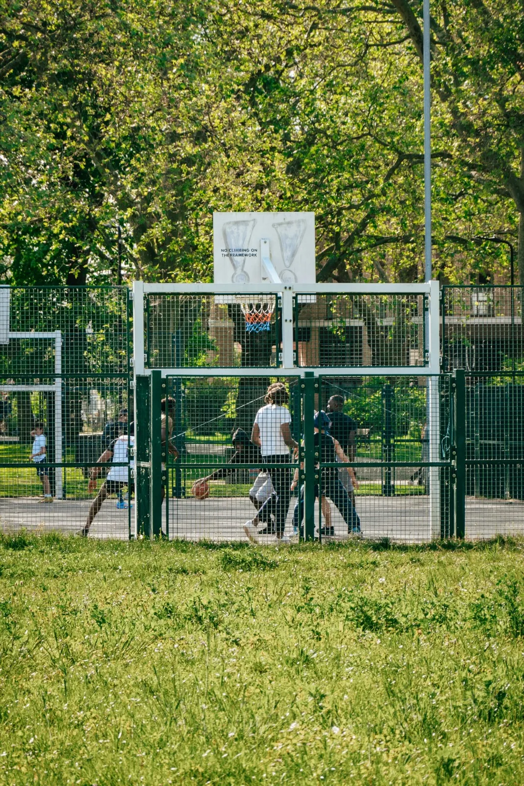 Buitenspelende kinderen in de stad