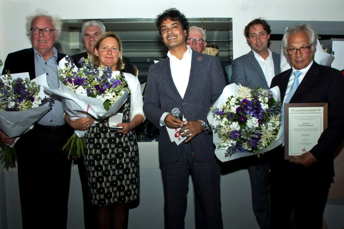 Winnaar en genomineerden van de Penning 2014 met bloemen