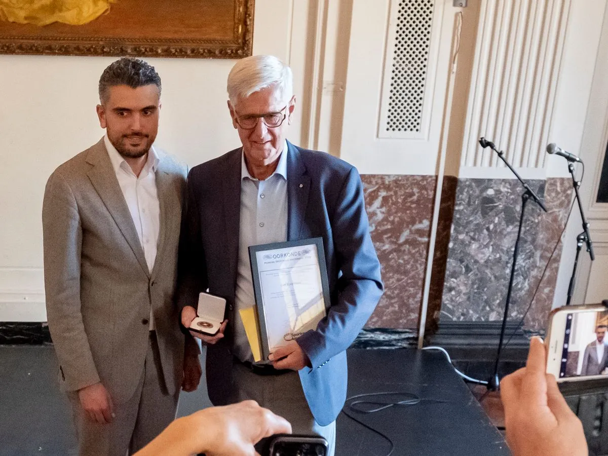 Ger Koopman met de Penning en de oorkonde, naast wethouder Mbarki