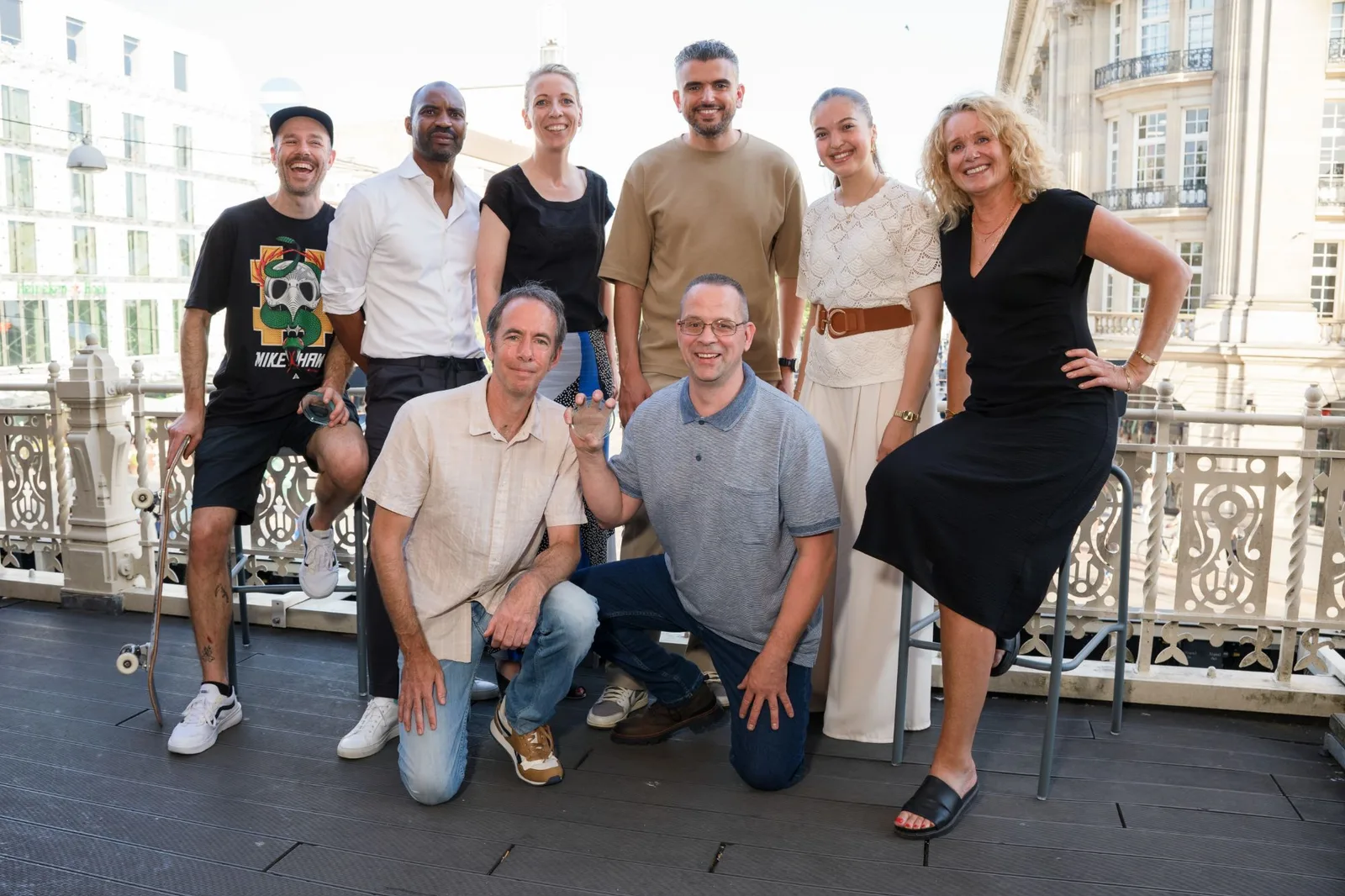 Winnaars en genomineerden van de Penning 2026 met wethouder Mbarki op het balkon van de Stadsschouwburg Amsterdam
